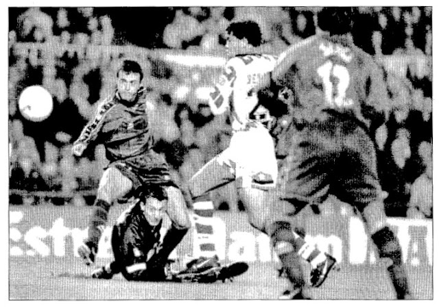 Luis Enrique intenta llegar al balón ante César y Peña. F. C. BARCELONA 1 REAL VALLADOLID C. F. 2 Domingo 09/11/1997. Campeonato de Liga de 1ª División, jornada 10. Barcelona, Nou Camp