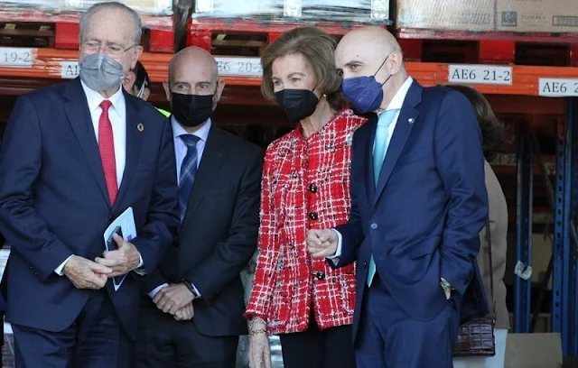 Queen Sofía visited the food bank Bancosol at Trevénez industrial estate in Malaga. Queen Sofia wore a red tweed blazer