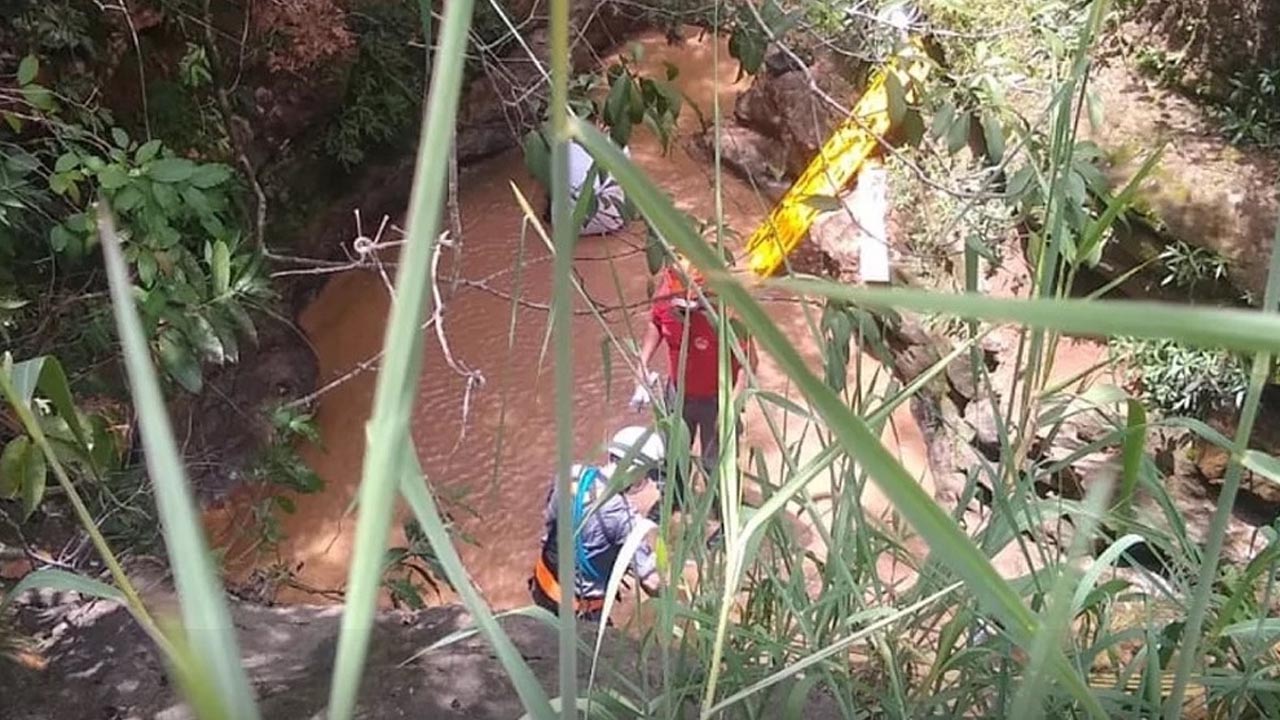 Homem é resgatado por uma equipe do Águia e bombeiros após queda em cachoeira
