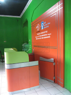 Front Desk & Backdrop Dinding Ruang Lobby Sekolah SMK + Furniture Semarang