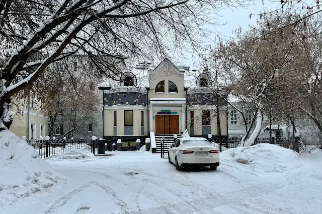 Брюсов переулок, Большая Никитская улица, дворы, здание 1962 года постройки