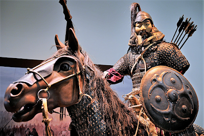 चंगेज खान की सबसे प्रभावशाली उपलब्धियों में से एक विशाल मंगोल साम्राज्य पर उसकी विजय थी। वह मंगोलियाई कदमों की युद्धरत जनजातियों को एकजुट करने और कुशल घुड़सवारों की एक शक्तिशाली सेना बनाने में कामयाब रहे। इस सेना के साथ, उसने पड़ोसी क्षेत्रों पर हमले किए, अंततः चीन, मध्य एशिया और पूर्वी यूरोप के कुछ हिस्सों पर विजय प्राप्त की। वह एक शानदार सैन्य रणनीतिकार थे जिन्होंने अपने दुश्मनों को हराने के लिए नवीन रणनीति और हथियारों का इस्तेमाल किया। वह एक कुशल राजनयिक भी थे, जो पड़ोसी शक्तियों के साथ गठबंधन और संधियों पर बातचीत करना जानते थे।