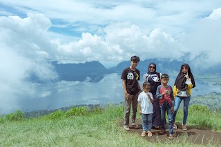  Keindahan Danau Maninjau di Ketinggian Puncak Lawang Negeri Diatas Awan