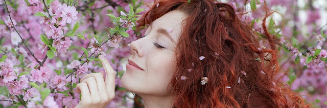 женщина нюхает цветы