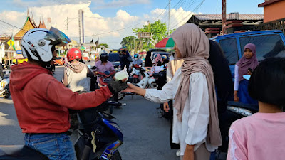 Ajarkan Saling Peduli dan Berbagi,  Siswa Kelas VIII B SMPN 1 Kota Solok  Berbagi Takjil