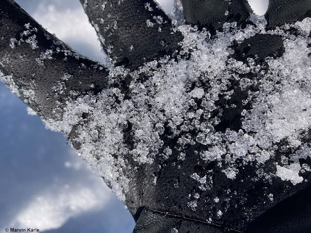 Cristalli di neve a debole coesione, a seguito di metamorfismo costruttivo, sono stati trovati anche vicino al suolo sul ghiacciaio di Hintertux in alta quota. (Foto: 21.10.2021)