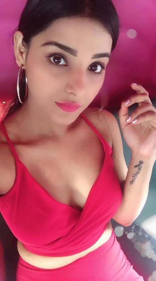Anushka Srivastava cleavage hot ullu actress