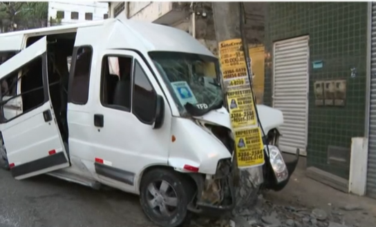 Van com pacientes do interior bate em poste e passageiros ficam feridos