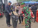 Peduli Lingkungan, Satuan Brimob Kompi 3 Batalyon C Pelopor Polda Jabar Bersihkan Jalan