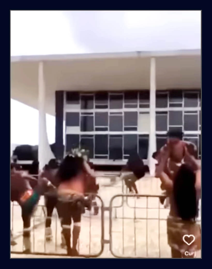 Grupo de indígenas invade marquise do STF para pedir soltura de preso por atos antidemocráticos, em Brasília — Foto Instagram/Reprodução