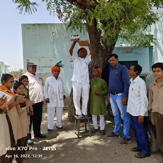 भाविप शाखा के सौजन्य से पक्षियों के लिए विधालय में परिंडे लगाये गए!