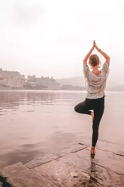 वृक्षासन के फायदे रोज करे शरीर की लम्बाई बढ़ाने के लिए-do the benefits of vrikshasana daily to increase the length of the body in hindi