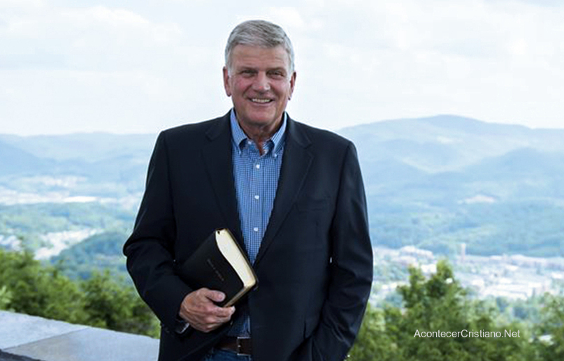 Franklin Graham con Biblia en mano