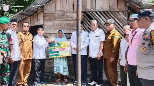 Dua Warga Padang Pariaman Terima Bantuan Bedah Rumah Tidak Layak Huni Dari Baznas Sumatera Barat