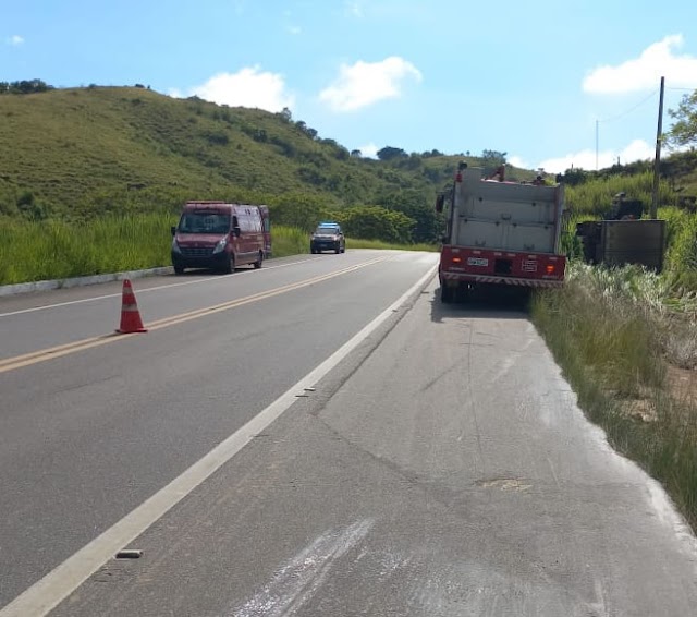 Caminhão baú sai da pista e tomba na BR-356