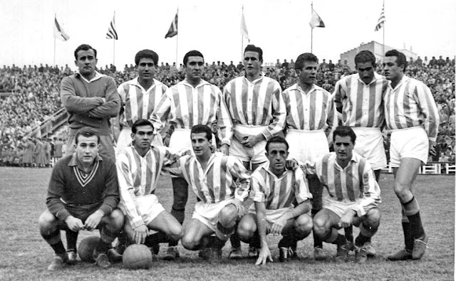 REAL VALLADOLID DEPORTIVO. Temporada 1954-55.  Saso, Matito, Lolo, Murillo, Domingo, Lesmes I y Tini. Benegas (portero suplente), Cerdán, Carlos Ducasse, Losco y Morro. REAL VALLADOLID DEPORTIVO 0 REAL MADRID C. F. 1. Domingo 19/12/1954, 15:30 horas. Campeonato de Liga de 1ª División, jornada 15. Valladolid, España, estadio Municipal José Zorrilla. GOLES: 0-1: 48’, Héctor Rial