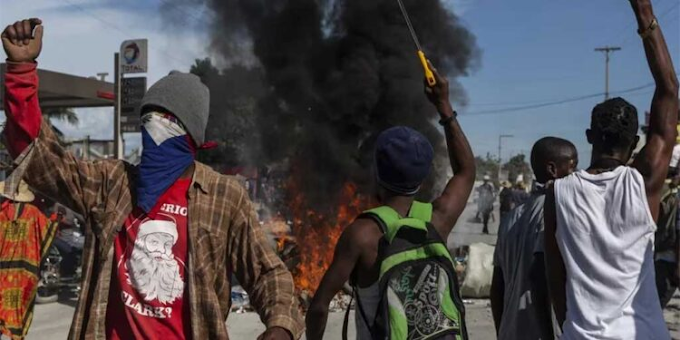 Policías haitianos  salvan sus vidas, pandilleros ocupan su comisaría