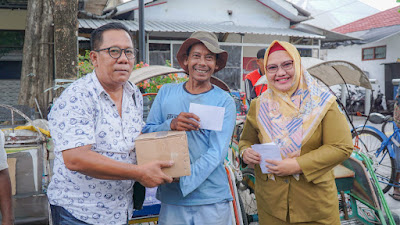 Gandeng KWG, Wabup Gresik Berbagi Bingkisan Lebaran ke 100 Abang Becak