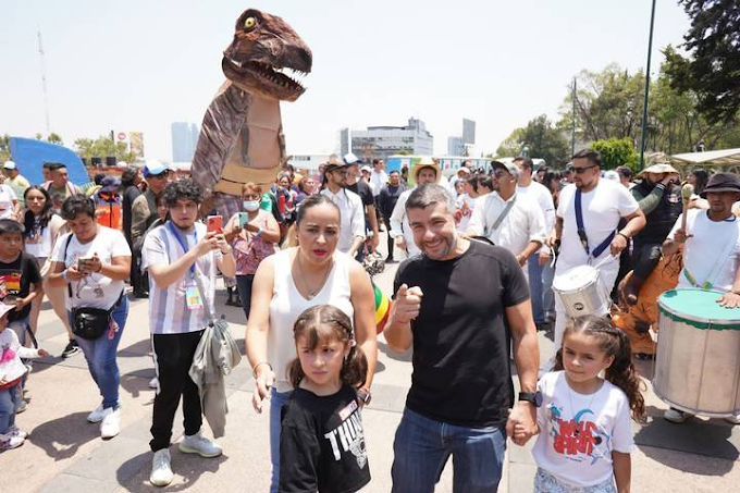 En la Miguel Hidalgo también celebraron a los niños con dinosaurios, encabezados por Mauricio Tabe