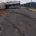 Carreta tomba na RN-401, em Guamaré, e derrama óleo na pista