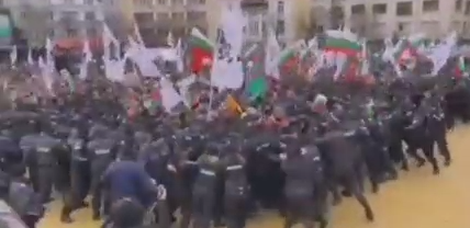 I Bulgari assaltano il Parlamento a Sofia, è un campo di battaglia