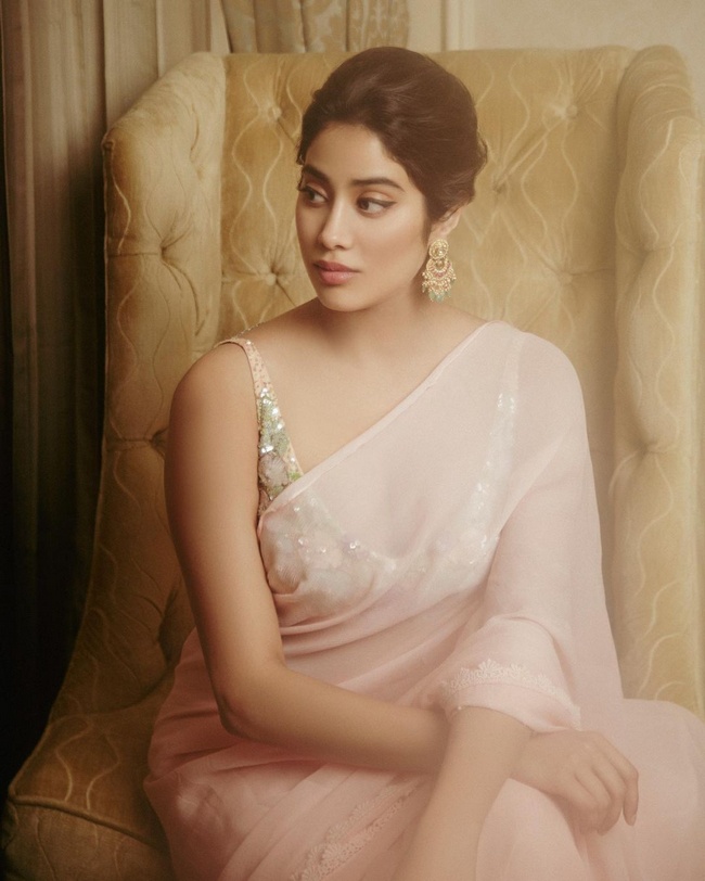 Pix Talk: Janhvi Kapoor Looks Attractive in Shiny Dress