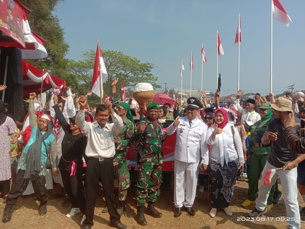 Prades Muruy Bersama Warga Antusias Menyambut HUT RI Ke -78 Pawai Jalan Kaki Ke Alun- Alun Menes