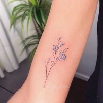 55 mini tatuagens lindas e delicadas de flores para as mulheres