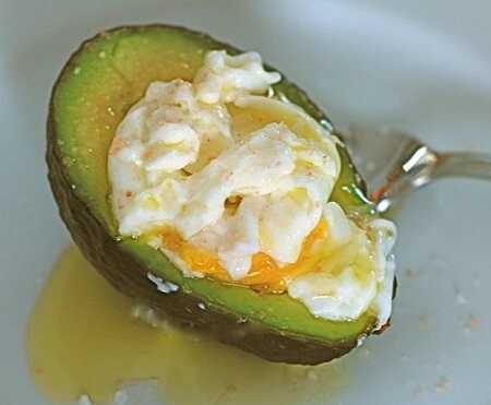 An Easy, Energizing Breakfast: Poached Egg in an Avocado Boat