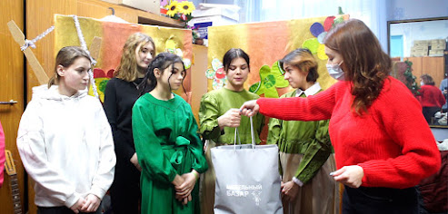 Сотрудники ТЦ «Мебельный Базар» поздравили воспитанников школы-интернат №95 с Новым годом