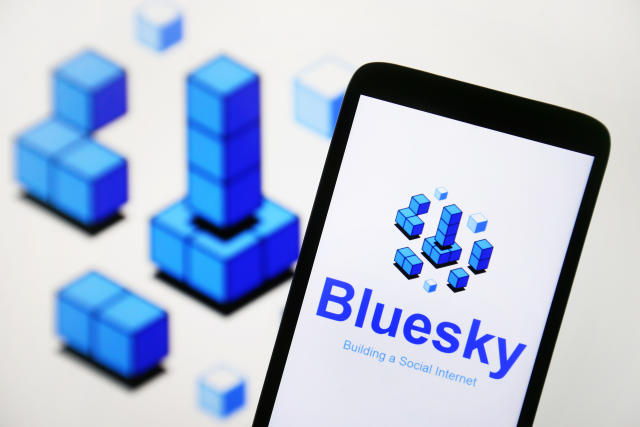 كل ما تحتاج معرفته حول منصة التواصل الاجتماعي بلوسكاي (Bluesky)