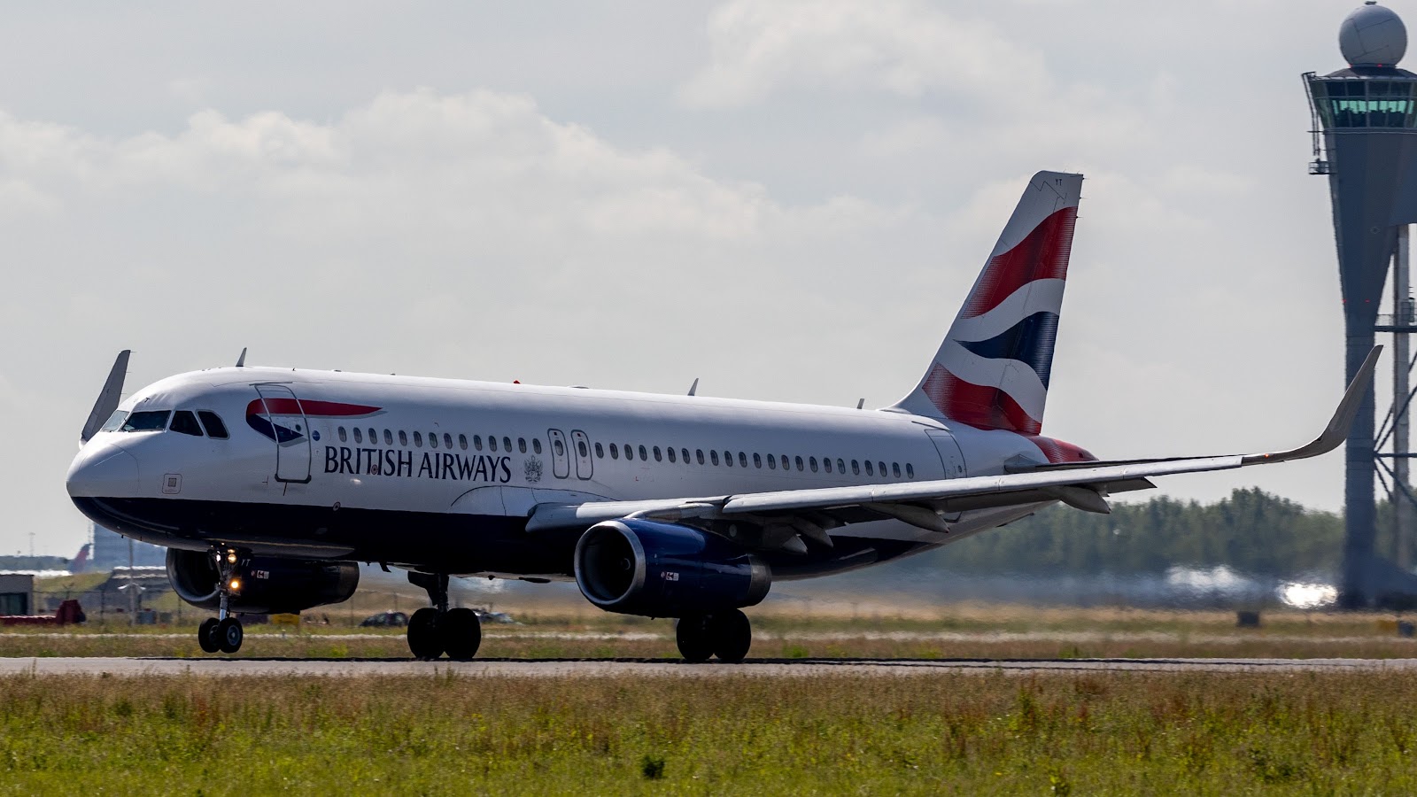 Following reports of smoke on board, British Airways' Airbus A320 is diverted to Amsterdam