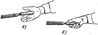 Положение кисти правой руки на напильнике при опиливании