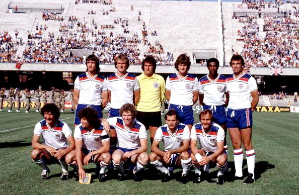 SELECCIÓN DE INGLATERRA. Temporada 1979-80. Dave Watson, Phil Thompson, Ray Clemence, Glenn Hoddle, Viv Anderson y Trevor Brooking.Terry McDermott, Kevin Keegan, Tony Woodcock, Ray Wilkins y Mick Mills. SELECCIÓN DE INGLATERRA 2 SELECCIÓN DE ESPAÑA 1. Miércoles, 18/06/1980: 17:45 horas. VI Copa de Europa de Selecciones Nacionales Italia 1980, fase de grupos, Grupo II, jornada 3. Nápoles, Italia, estadio San Paolo. Árbitro: Eric Linemayer, Austria; linieres: Bucek y Fahnler, Austria. GOLES: 1-0: 19’, Trevor Brooking. 1-1: 48’, Dani, de penalti. 2-1: 61’, Tony Woodcock.