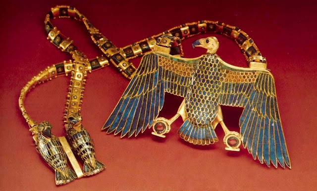Ожерелье с пекторалью в виде богини Нехбет