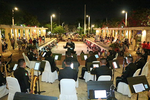 Ejército Mexicano puso a bailar a familias yucatecas.