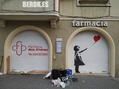 Graffiti persiana Farmacia Banksy