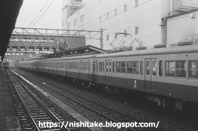 新宿線の赤電10両編成。551系+451系+551系。　所沢　1982.8.28-31