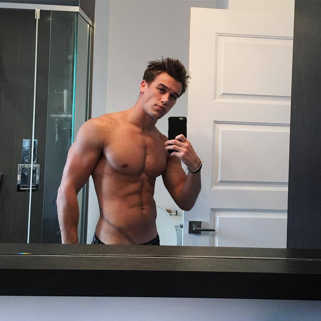 hottest-shirtless-male-fitness-instructors-selfies