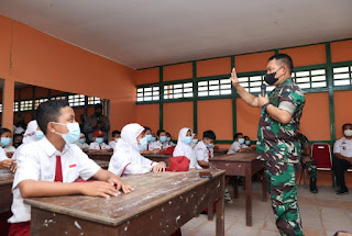 Jenderal TNI Dudung Abdurachman Mengajar nilai-nilai Pancasila kepada Siswa Siswi SD di Perbatasan