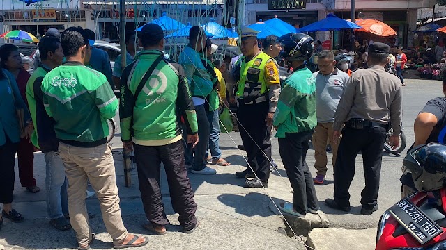 Sat Lantas Polres Siantar Tertibkan Parkir di Bahu Jalan Depan Pasar Horas