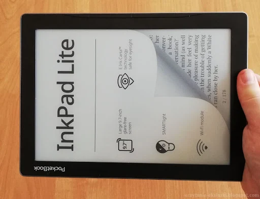 PocketBook InkPad Lite trzymany poziomo
