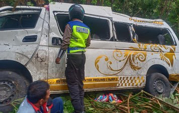 Minibus Terjatuh Ke Jurang Sedalam 10 Meter di Desa Purba Lama