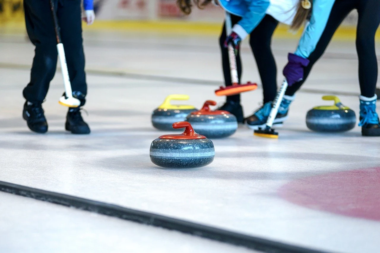 Partida de curling acontecendo