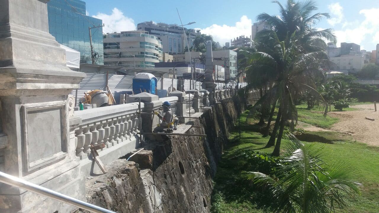 Restauração da balaustrada quase concluída