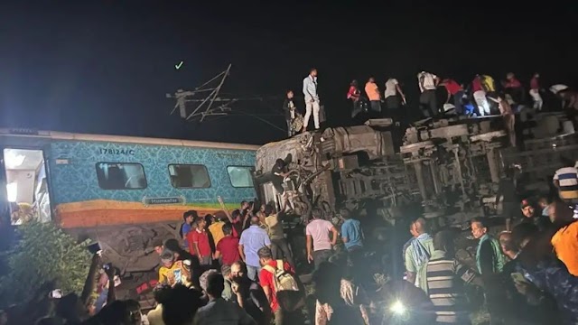 Coromandel Express Train Accident: पटरी से उतरी एक्सप्रेस, हादसा इतना भीषण के डिब्बों पर चढ़ गया इंजन, 50 की मौत