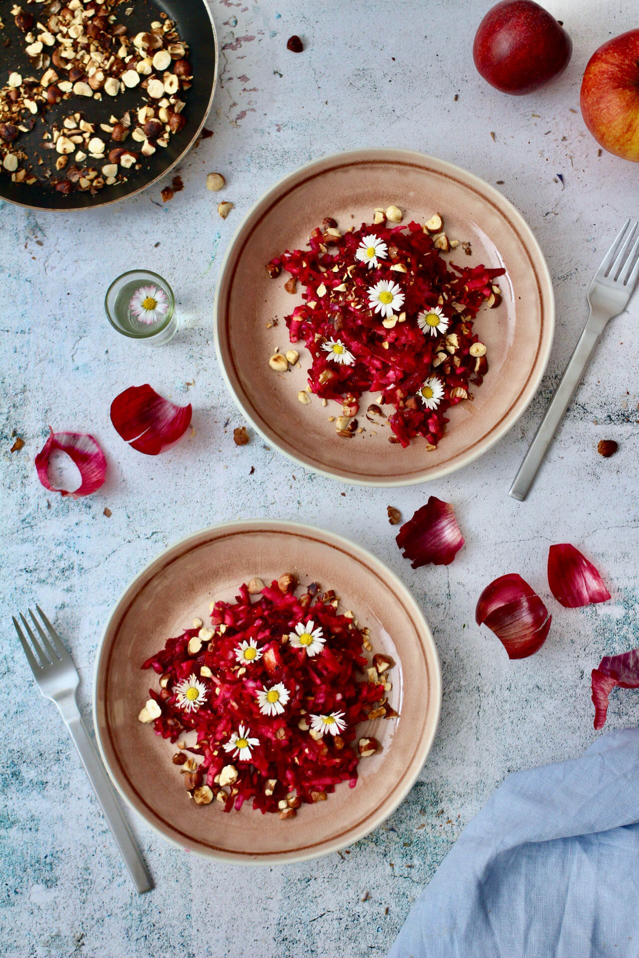 ROTE-BEETE-SALAT MIT GÄNSEBLÜMCHEN