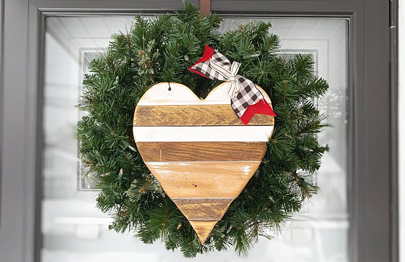 pallet heart with a bow on a wreath