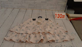 未使用品　子供服　１３０ｃｍ　リボンプリント　２段フリルスカート　７７０円