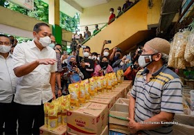 Menteri Perdagangan Klaim Pasokan Minyak Goreng di Jakarta Berlimpah: Barangnya Cukup untuk Satu Bulan